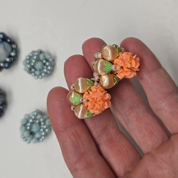 Lot Of Vintage Japan Beaded Clip On Earrings - Picture 2 of 5